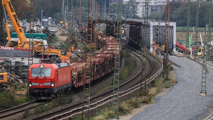  Ein Güterzug passiert eine Baustelle mit einem Schotterbett für neue Gleise. 