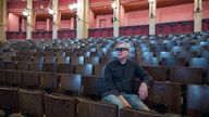 Jay Scheib, Regisseur der Neuproduktion des "Parsifal", sitzt mit einer Augmented Reality (AR) Brille im Zuschauerraum des Festspielhauses (15.06.2023)