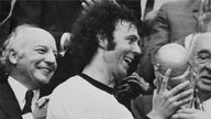 Franz Beckenbauer bei der Überreichnung des WM-Pokals 1974