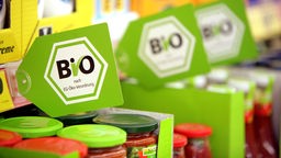 Bio-Siegel an Lebensmittelproduktion in einem Supermarkt