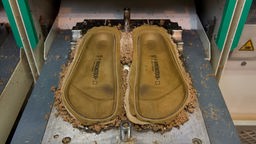 Sohlen eines Birkenstock-Schuhs bei der Herstellung