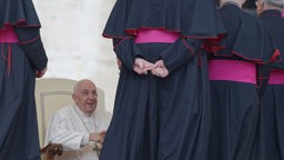 Papst Franziskus begrüßt Bischöfe