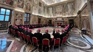 Deutsche Bischöfe warten auf die Ankunft von Papst Franziskus, Archivbild 17.11.2022, Rom, Vatikan