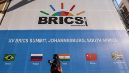 Plakat um BRICS-Gipefel in Johannesburg 2023 mit den Fahnen der Mitglieds-Staaten