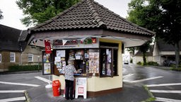 Eine Kundin steht vor einem Kiosk, Archivbild: 19.07.2012, Dortmund Eving