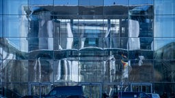 Symbolbild: Die Fassade des Bundeskanzleramts spiegelt sich im Paul-Löbe Haus (2021)