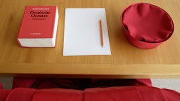 Rote Robe und Gesetzessammlung (Symbolbild Bundesverfasungsgericht)