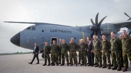  Boris Pistorius (M, SPD), Bundesminister der Verteidigung, verabschiedet das Vorkommando der Brigade Litauen auf dem militärischen Teil des Flughafens Berlin-Brandenburg (08.04.2024).