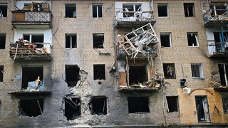 Auf diesem von der Regionalen Militärverwaltung Cherson zur Verfügung gestellten Foto ist ein zerstörtes Wohnhaus am Ort eines Angriffs der russischen Armee mit gelenkten Bomben zu sehen (15.05.2024, Ukraine, Cherson).