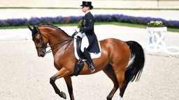 Symbolbild: Die deutsche Dressurreiterin Isabell Werth auf dem Pferd Emilio reitet beim Großen Preis von Aachen 2020 durch den Parcours.