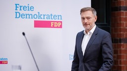 Christian Lindner tritt ans Mikrofon bei der Pressekonferenz zur Wahl Marco Buschmanns als neuer Generalsekretär der FDP