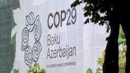 Schriftzug COP29, Weltklimakonferenz in Baku