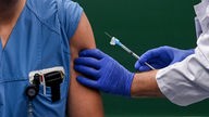 Symbolbild: Eine Pflegekraft wird gegen das Coronavirus geimpft (2021)