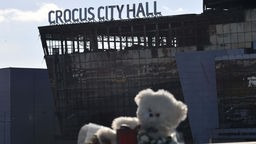 Blumen und Spielzeug liegen neben der ausgebrannten Crocus City Hall in Krasnogorsk, außerhalb von Moskau.
