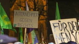 Symbolbild: Das Plakat "Unternehmer gegen Rechts" ist bei einer Demonstration in Münster zu sehen (19.01.2024).