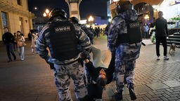 Polizisten halten einen Demonstranten, Proteste gegen Verkündung Teilmobilmachung, Moskau 21.09.2022