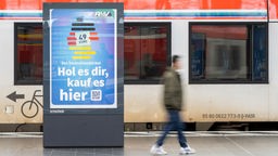 Werbung für das Deutschlandticket auf einem Bahnsteig für Regionalzüge.