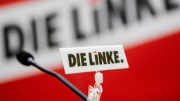 Logo der Partei Die Linke an ein Mikrophon geklemmt, Symbolbild, Archivbild Sonderparteitag der Berliner Linken, 19.10.2021