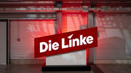  Ein Logo der Partei Die Linke leuchtet vor Beginn des Bundesparteitages 2024 in der Halle.