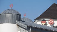Moschee mit Satelittenschüsseln im Muster deutscher und türkischer Fahnen sowie Halbmonden auf dem Dach