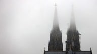 Der Kölner Dom bei diesigem Wetter
