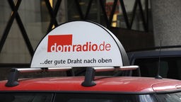Auto mit Logo, Schriftzug vom Dom Radio, das Bistumsradio des Erzbistums Köln, Archivbild: 22.05.2014