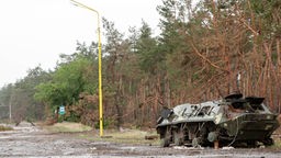 Zerstörter Panzer am Straßenrand in der Nähe von Sjewjerodonezk