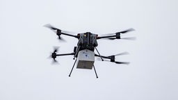 Symbolbild: Drohne mit Paket