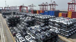 Eine Luftaufnahme zeigt chinesische Autos mit Hybrid- oder Elektroantrieb für den Export in einem Terminal des Hafens Taicang in der ostchinesischen Provinz Jiangsu (2023).