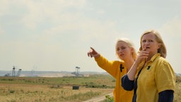 Marita (Johanna Gastdorf, r) und Natalie (Merle Wasmuth) betrachten das Abbaugebiet in einer Szene aus "Eher fliegen hier UFOs" (undatiert).