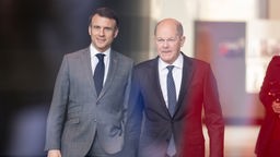 Frankreichs Präsident Emmanuel Macron (l) und Bundeskanzler Olaf Scholz (r). Archivbild: 15.03.2024