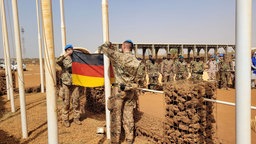 Bundeswehrsoldaten holen die deutsche Fahne im Camp in Gao ein. Die Bundeswehr hat ihren UN-Einsatz im westafrikanischen Mali nach mehr als einem Jahrzehnt beendet.