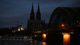 Der Kölner Dom und die Hohenzollernbrücke unbeleuchtet. Energie sparen
