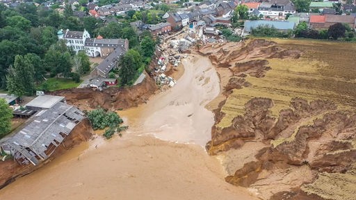 Abgerutschte Hänge, zerstörte Häuser, Archivbild 16.07.2021 Erftstadt-Blessem, Flutkatastrophe
