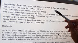 Auf einem Bildschirm wird der Text der ersten Email Deutschlands dargestellt, empfangen von Michael Rotert am 03.08.1984