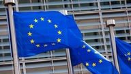 Europa-Flaggen vor dem EU-Parlament.