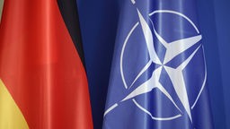 Symbolbild: Die Fahnen Deutschlands und der NATO