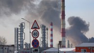 Rauch steigt über einer brennenden Öl-Raffinerie im russischen Rjazan auf. Archivbild: 13.03.2024