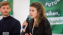 Luisa Neubauer spricht auf einer Pressekonferenz von Fridays For Future