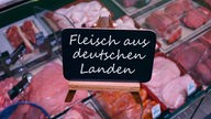 Auf einer Fleischtheke steht ein Schild mit dem Schriftzug "Fleisch aus deutschen Landen"
