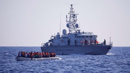 NGO-Rettungsboot "Astral" und ein Boot mit Flüchtlingen auf dem Mittelmeer (13.08.2024).