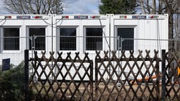 Symbolbild: Wohncontainer für eine Flüchtlingsunterkunft stehen im Dresdner Stadtteil Sporbitz hinter einem Zaun (2023).