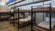 Symbolbild: Stockbetten in einer Flüchtlingsunterkunft