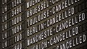 Tafel im Flughafen Frankfurt zeigt gestrichene Flüge an