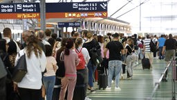 Menschen stehen in einer Schlange am Flughafen, Archivbild 26.06.2022 Köln-Bonn