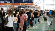 Lange Warteschlangen am Flughafen Köln/Bonn (24.06.2022)