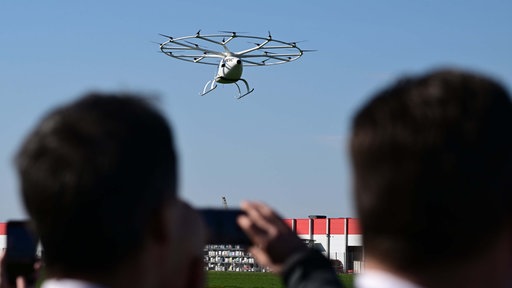 Ein elektrisch angetriebenes Flugtaxi des Herstellers Volocopter macht bei der Eröffnung eines Hangars einen Demonstrationsflug (2023).