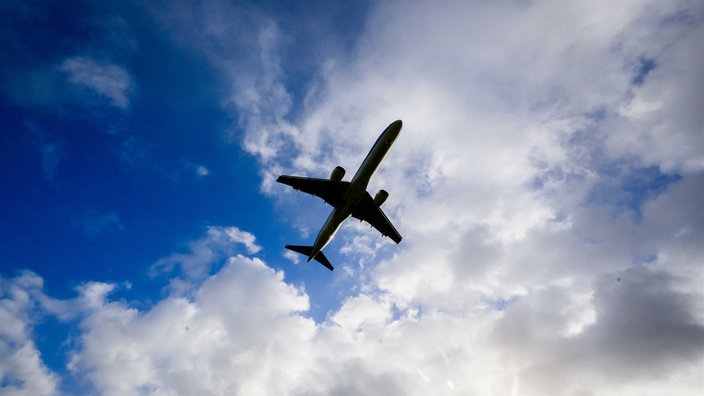 Symbolbild: Ein Flugzeug am Himmel