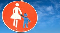 Verkehrsschild "Frau ohne Kind", Symbolbild 