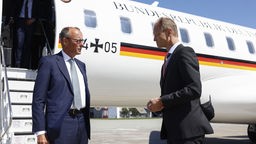 Friedrich Merz (l), CDU-Vorsitzender und Chef der Unions-Bundestagsfraktion, am Flughafen mit Botschafter Thomas Bagger, Polen, Warschau, 27.07.2022
